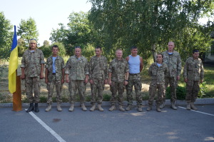 Воїни біля пам`ятника
